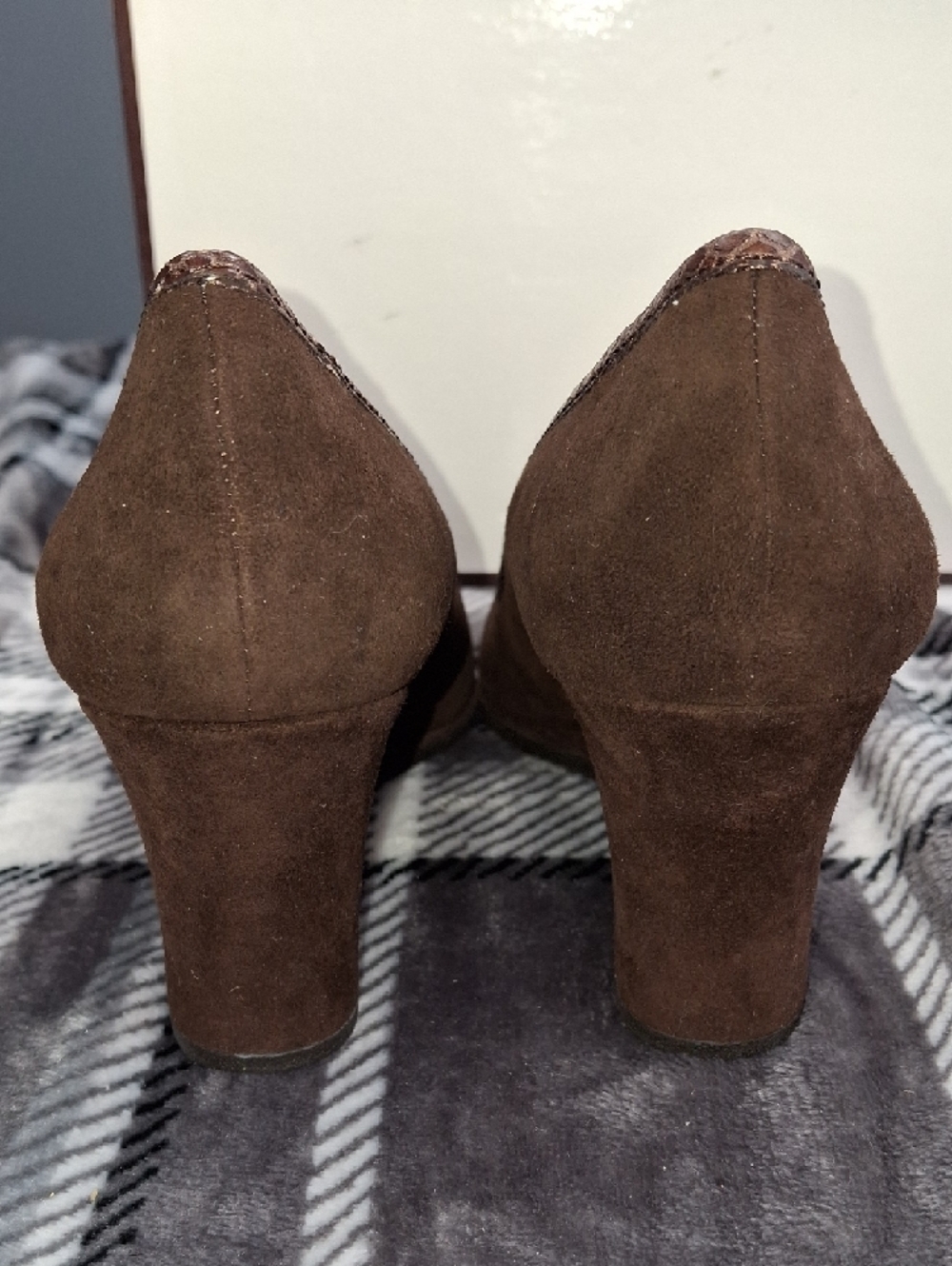 Vintage Coach Brown Suede Bow Pumps with Gold Insole - Picture 6 of 15
